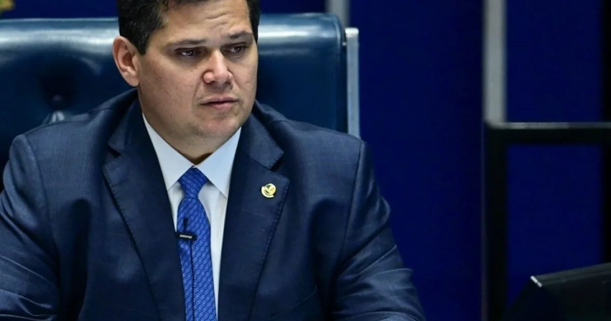 Desgastado e enrolado com Vorcaro, Alcolumbre vê sua reeleição escapar no Senado