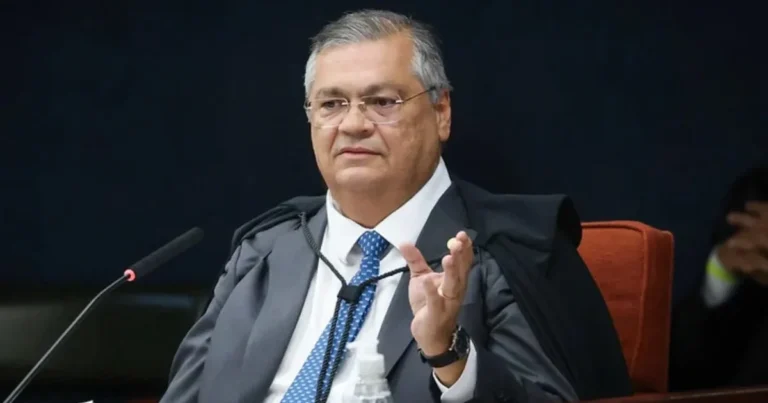 Dino surpreende durante julgamento de Moraes ao anunciar prisão