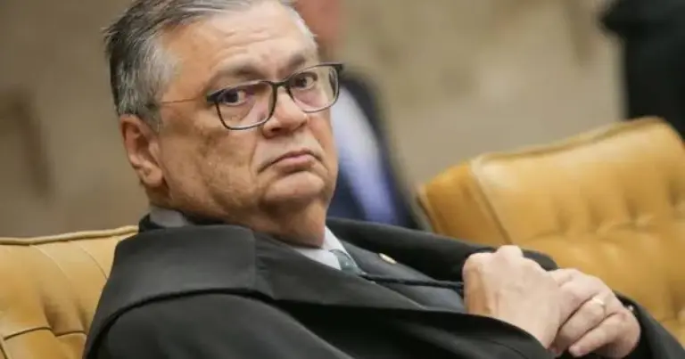 Dino toma decisão envolvendo a PF após controvérsia com Flávio Bolsonaro