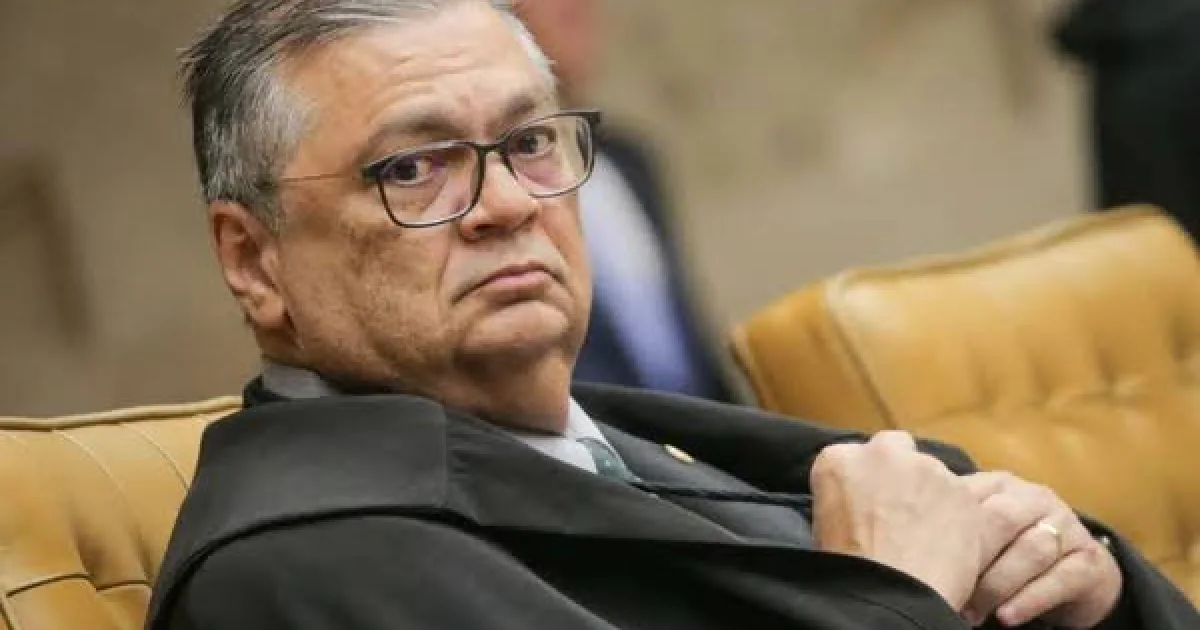 Dino toma decisão envolvendo a PF após controvérsia com Flávio Bolsonaro