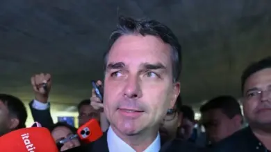 Em meio à campanha, Flávio Bolsonaro volta a mirar Lula durante evento em Sergipe