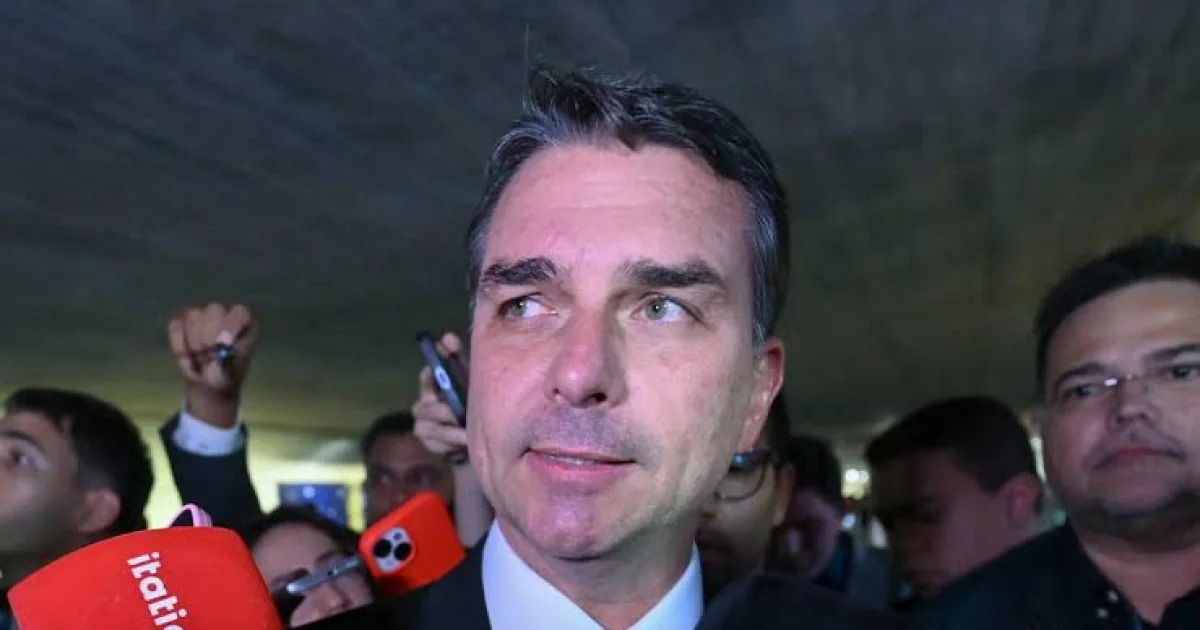 Em meio à campanha, Flávio Bolsonaro volta a mirar Lula durante evento em Sergipe