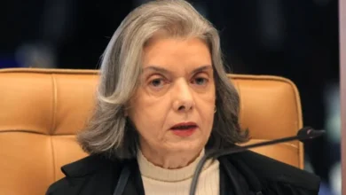 Em meio à tensão, Cármen Lúcia faz movimento em direção a Moraes