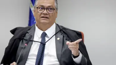 Embate entre Dino e Mendonça ganha análise de juristas após decisão sobre posts