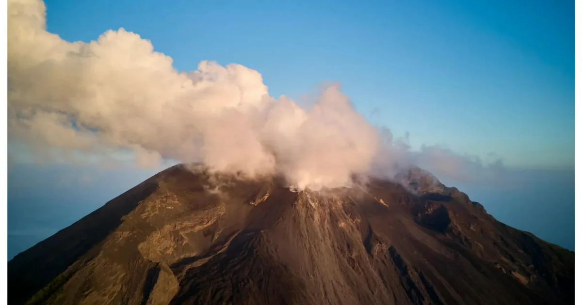 Erupção de vulcão cancela centenas de voos