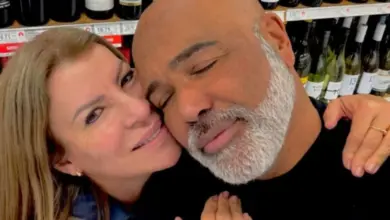 Esposa do cantor Rick retorna ao Brasil