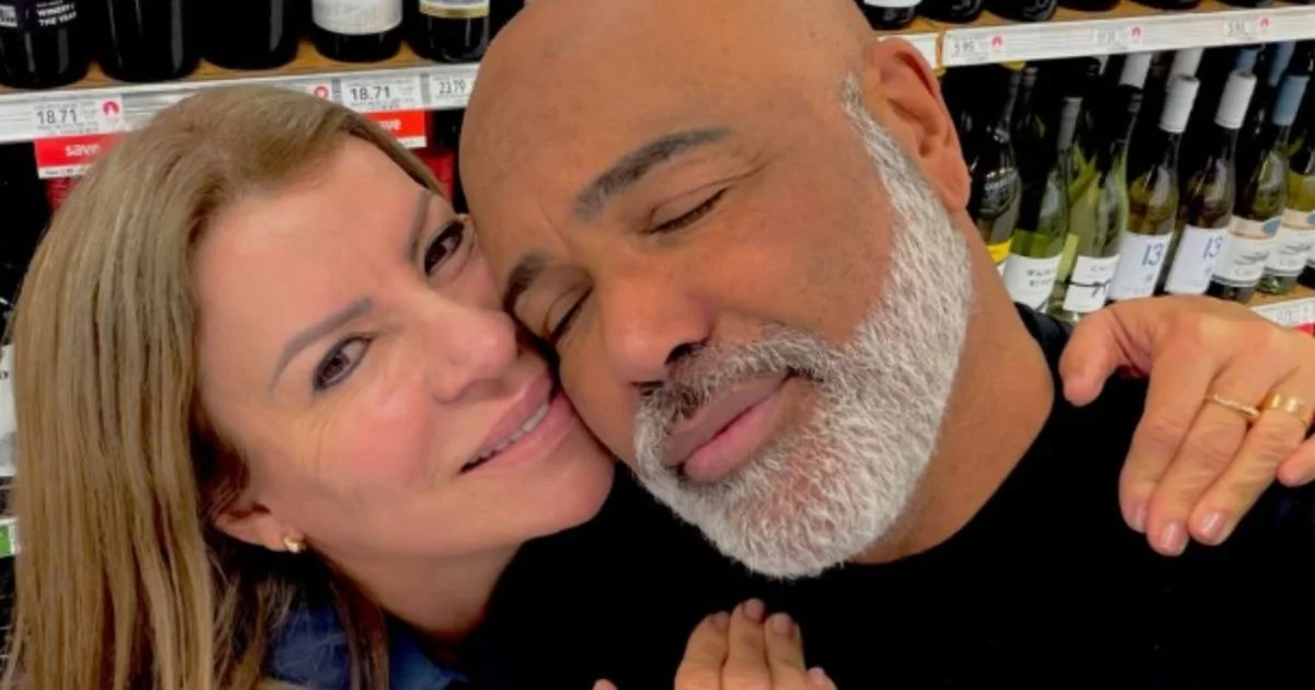 Esposa do cantor Rick retorna ao Brasil