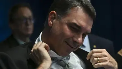 Ex-sócio de Flávio Bolsonaro relata mensagens sobre festas e vida pessoal do senador