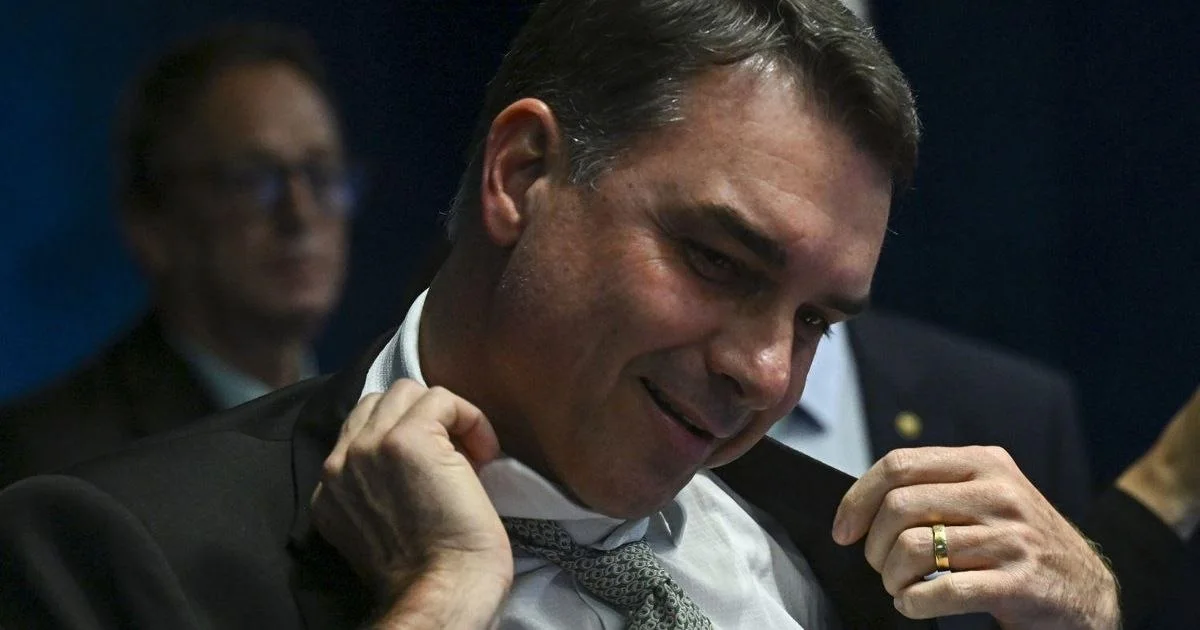 Ex-sócio de Flávio Bolsonaro relata mensagens sobre festas e vida pessoal do senador
