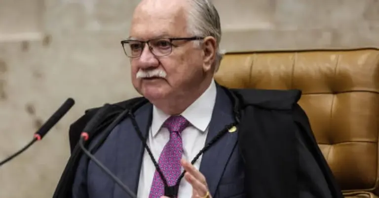 Fachin adia sessão que discutiria relatório sobre André Mendonça