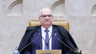 Fachin avalia decisão individual sobre investigação envolvendo Moraes antes de sessão decisiva no STF