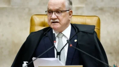 Fachin dá 72 horas para Mendonça responder a pedido da AGU sobre afastamento de diretor da PF
