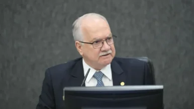 Fachin toma posição em meio à crise entre ministros e anúncio chama atenção