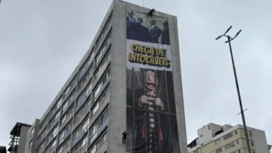 Faixa contra Alexandre de Moraes se destaca durante ato com Zema na Avenida Paulista