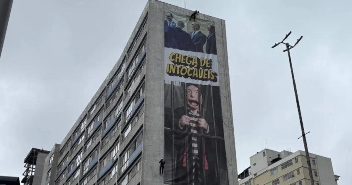 Faixa contra Alexandre de Moraes se destaca durante ato com Zema na Avenida Paulista