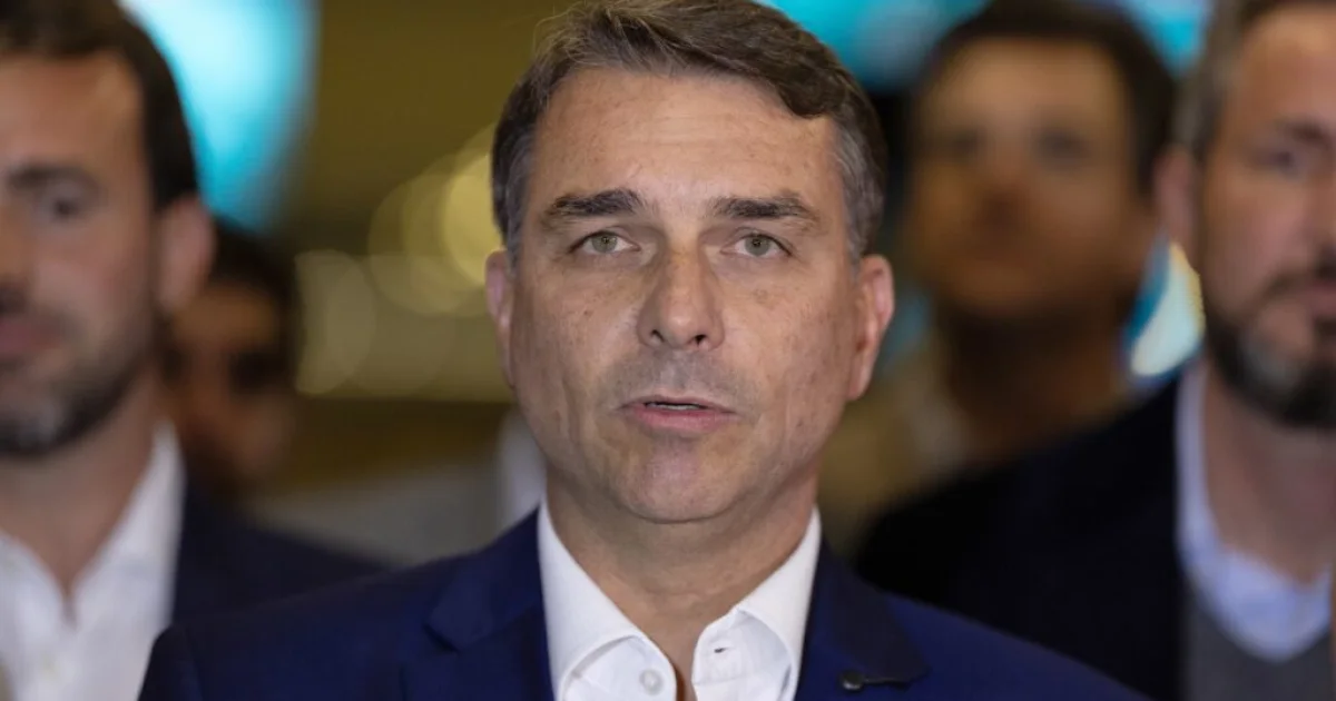 Flávio aumenta pressão por transparência no STF e faz novo pedido