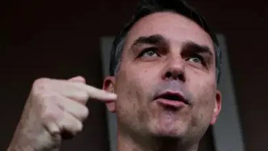 Flávio Bolsonaro bate o martelo, confirma ida á debate da Globo, e manda recado direto para Lula