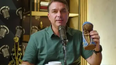 Flávio Bolsonaro compara fake news sobre Nossa Senhora à facada sofrida por Bolsonaro