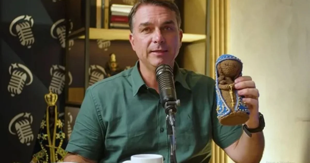 Flávio Bolsonaro compara fake news sobre Nossa Senhora à facada sofrida por Bolsonaro