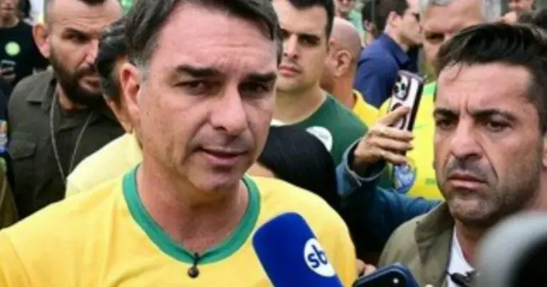 Flávio Bolsonaro critica reajuste do Bolsa Família