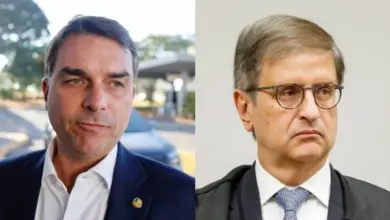 Flávio Bolsonaro detona foto de Gonet com Vorcaro e dispara: “Rindo da cara do povo”