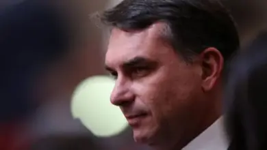 Flávio Bolsonaro é criticado por Marcelo Freixo após atuação na defesa de policial