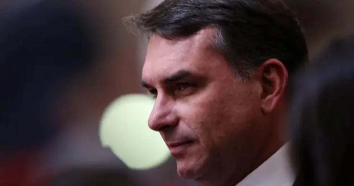 Flávio Bolsonaro é criticado por Marcelo Freixo após atuação na defesa de policial