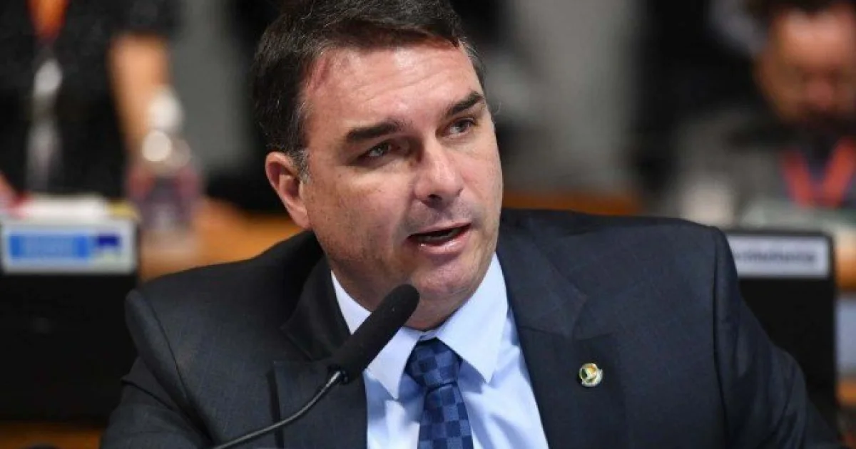 Flávio Bolsonaro eleva o tom e faz denúncia envolvendo STF e Senado