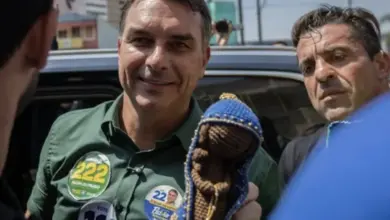 Flávio Bolsonaro ergue imagem de Nossa Senhora Aparecida durante ato