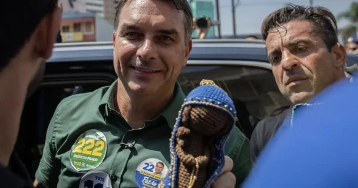 Flávio Bolsonaro ergue imagem de Nossa Senhora Aparecida durante ato