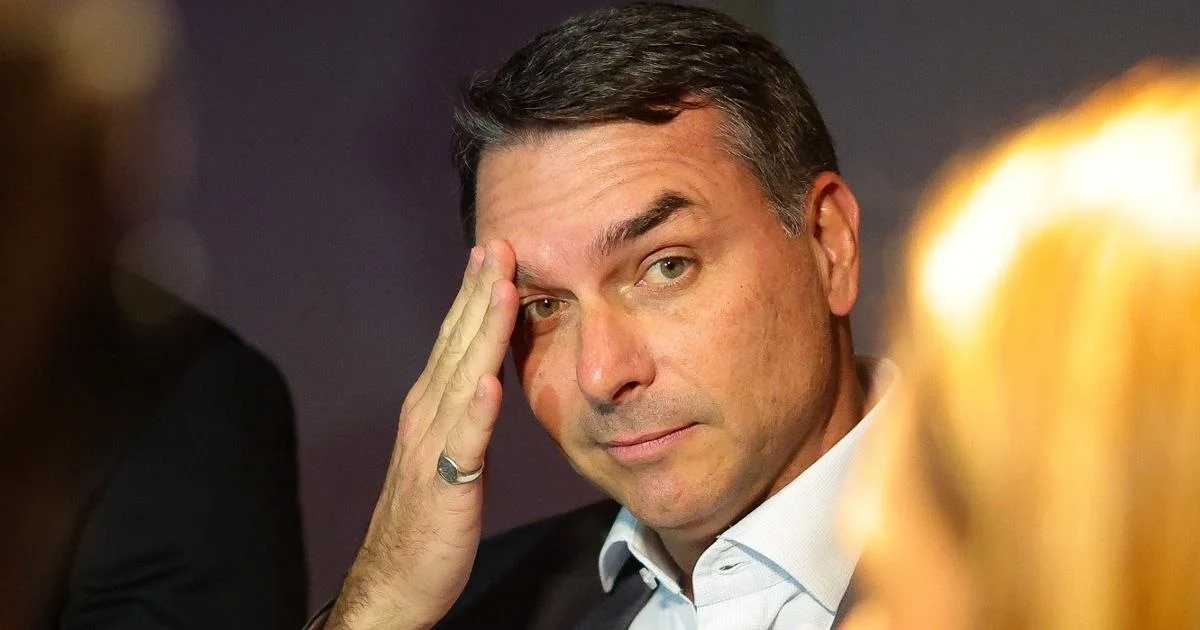 Flávio Bolsonaro fala sobre o Ministério da Saúde e movimenta cenário eleitoral