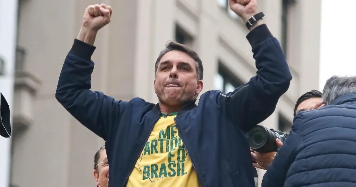 Flávio Bolsonaro faz forte crítica a Moraes e defende André Mendonça