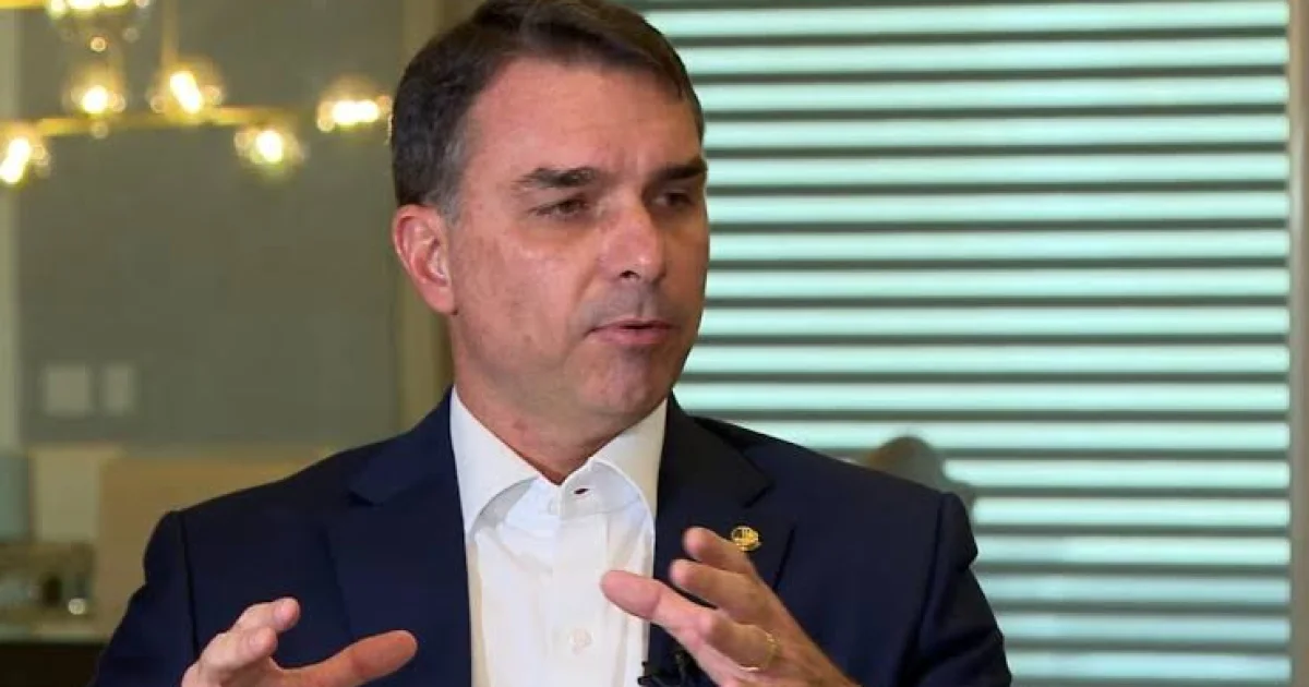 Flávio Bolsonaro faz pedido a Fachin e cobra decisão sobre crise na PF