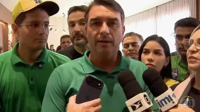 Flávio Bolsonaro leva mensagens ao STF e pede investigação sobre Lula e Vorcaro