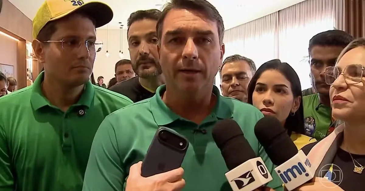 Flávio Bolsonaro leva mensagens ao STF e pede investigação sobre Lula e Vorcaro