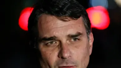 Flávio Bolsonaro pede prisão de funcionário do Planalto após polêmica com Nossa Senhora