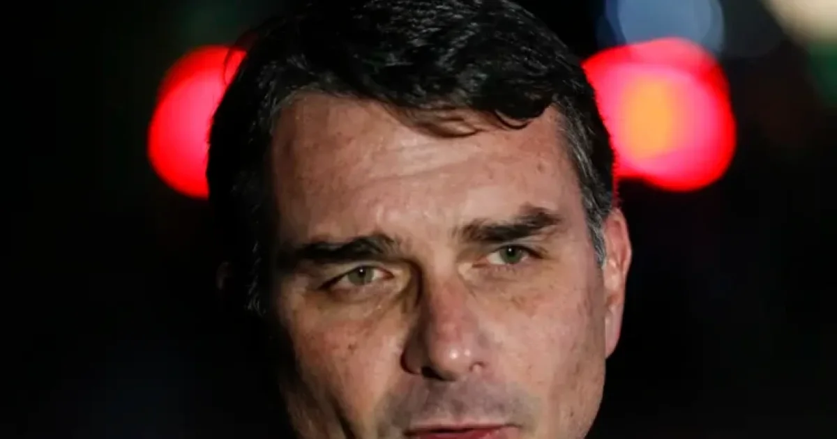 Flávio Bolsonaro pede prisão de funcionário do Planalto após polêmica com Nossa Senhora