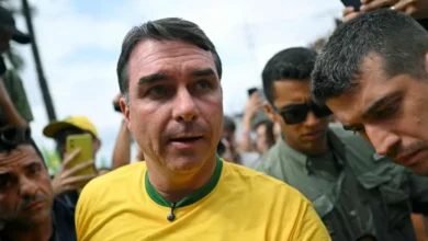 Flávio Bolsonaro reage a decisão de Dino e pede que Fachin convoque sessão no STF
