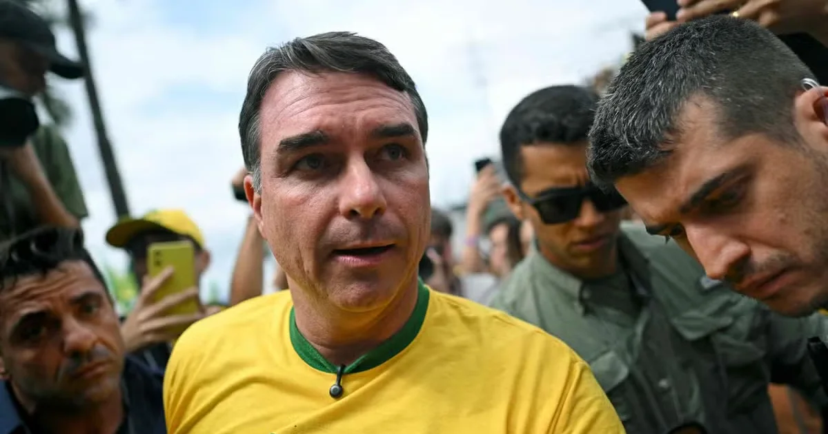 Flávio Bolsonaro reage a decisão de Dino e pede que Fachin convoque sessão no STF
