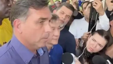 Flávio Bolsonaro reage a operação sobre filme de Jair Bolsonaro e acusa Dino de “interferência política”
