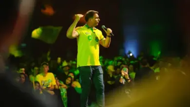 Flávio Bolsonaro solta o verbo sobre Bolsa Família e acusa Lula de manobra eleitoral