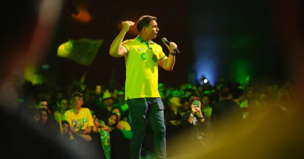Flávio Bolsonaro solta o verbo sobre Bolsa Família e acusa Lula de manobra eleitoral