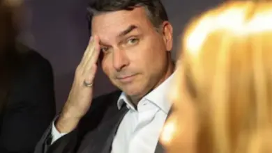 Flávio Bolsonaro viajou em jato ligado a Vorcaro e advogado investigado pelo INSS, diz revista