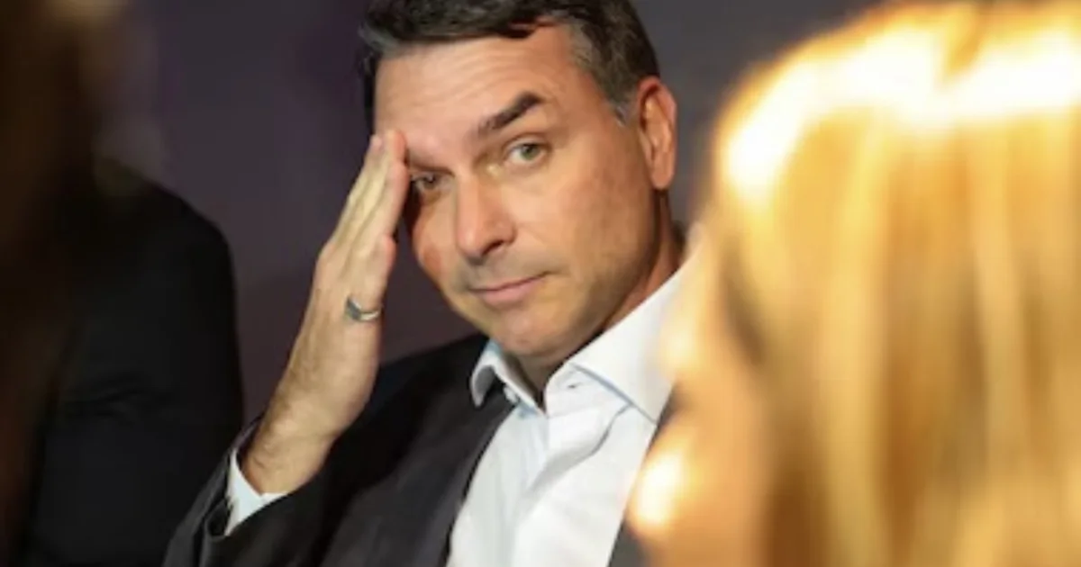 Flávio Bolsonaro viajou em jato ligado a Vorcaro e advogado investigado pelo INSS, diz revista