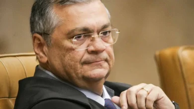 Flávio Dino retira sigilo de investigação sobre Dark Horse que envolve Mario Frias