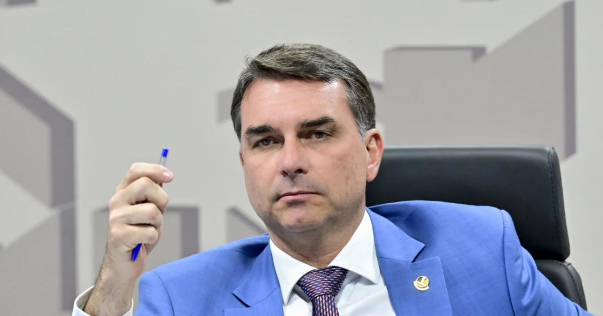 Flávio sobe ao palco e faz declaração que repercute