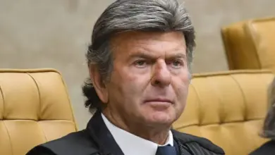 Fux toma decisão no STF e restaura provisoriamente determinação de Mendonça