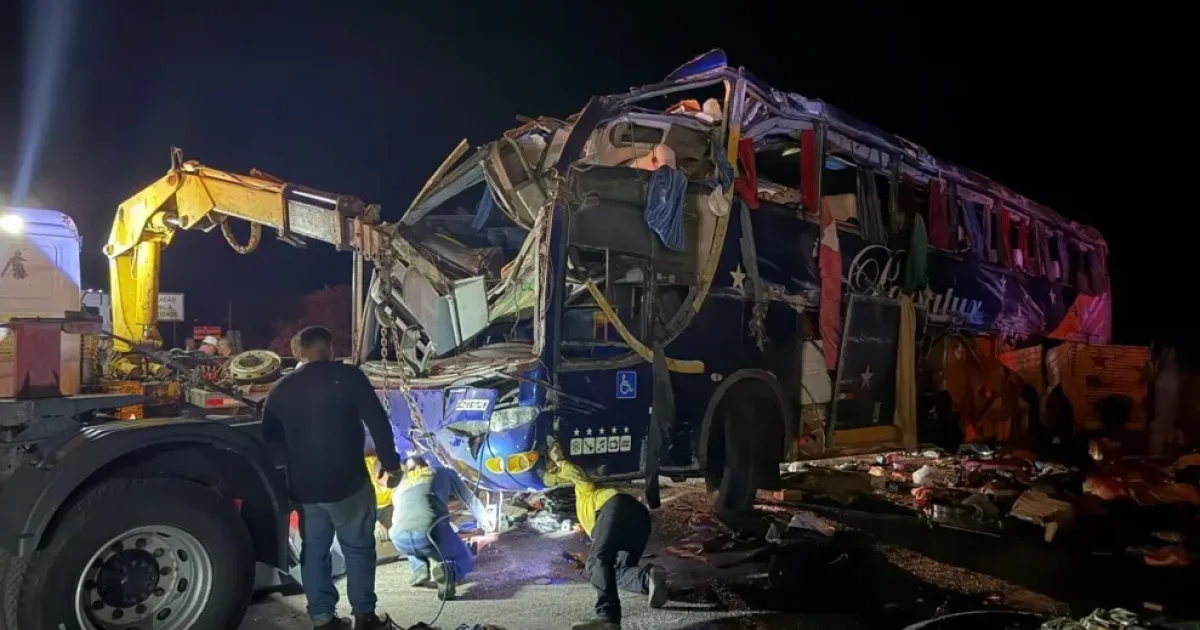 Grave colisão entre ônibus e carreta deixa 6 mortos e dezenas de feridos em MG