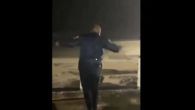 Guarda civil cai em cratera após calçada ceder na orla de Praia Grande