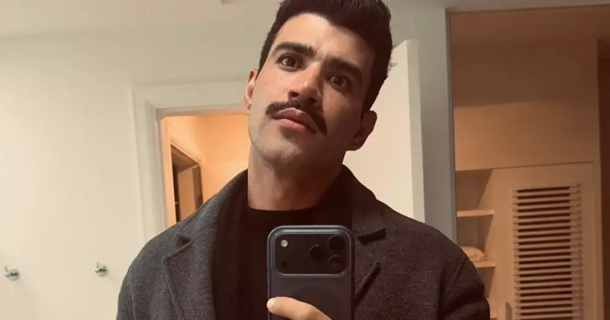 Gusttavo Lima muda visual, aparece de bigode e surpreende fãs: “Quase não reconheci”